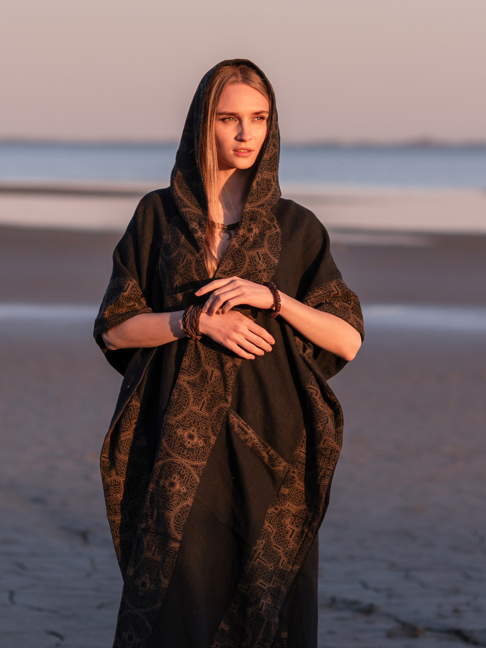 Накидка с капюшоном и орнаментом Аяуаска