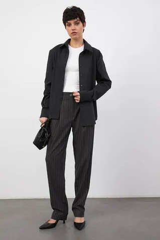 Свободная базовая рубашка из хлопка цвета антрацит