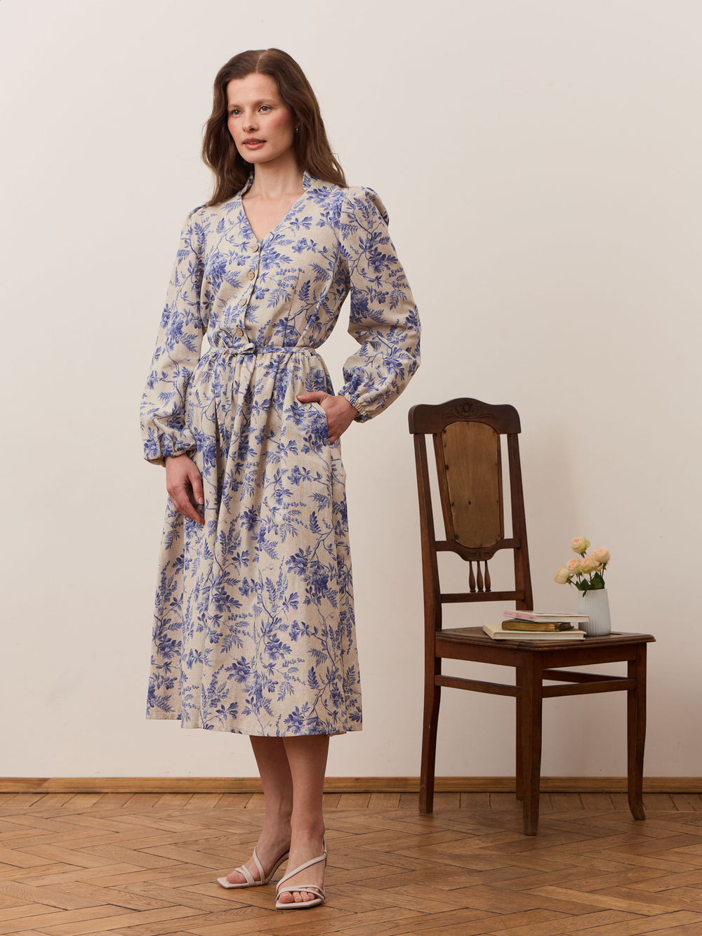 Платье с воротником стойкой