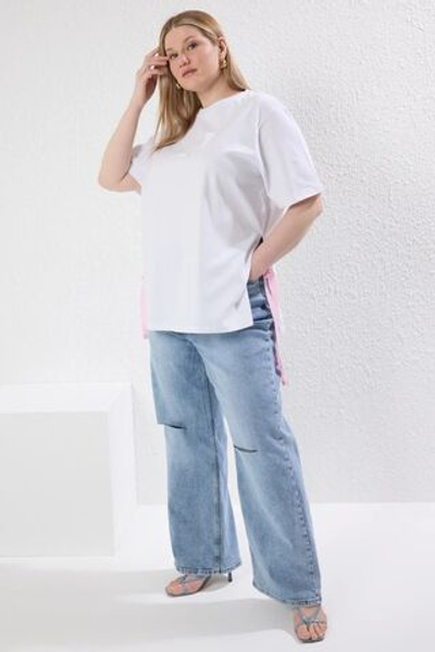 Белая свободная футболка больших размеров с завязками на боку и бантом TBBSS25BF00025