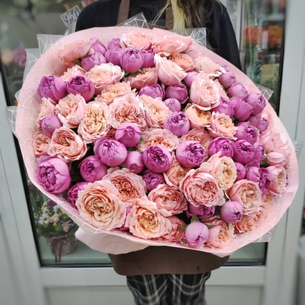 31 кустовая пионовидная роза сорта "Juliette" и "Misty Bubbles" в оформлении