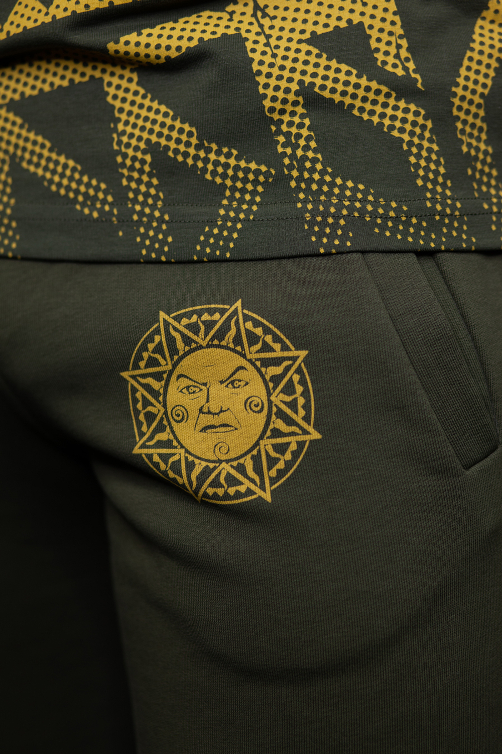 Спорт-брюки Варгградъ мужские хаки жёлтые «Солнце за нас-2» без начёса