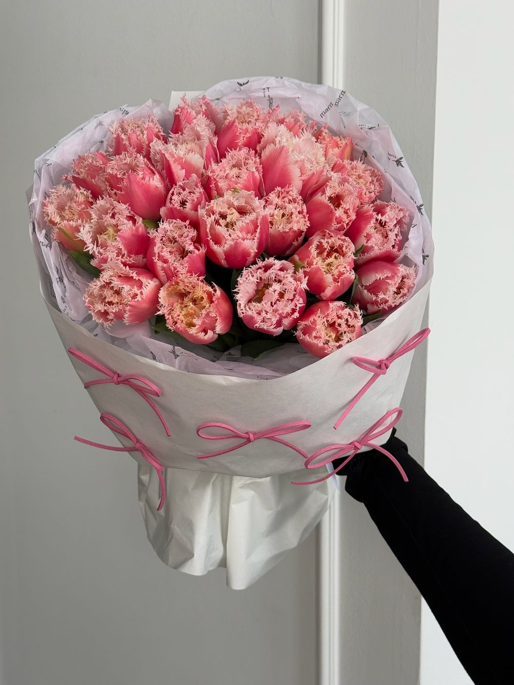 Букет из 25 махровых ярко-розовых с белым тюльпанов