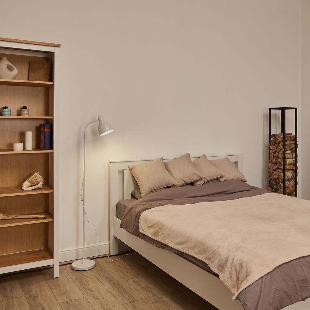 UML-T701 E27 WHITE Торшер напольный под лампу Е27. 60W. с регулировкой наклона. Механический выключатель. Белый. ТМ Uniel