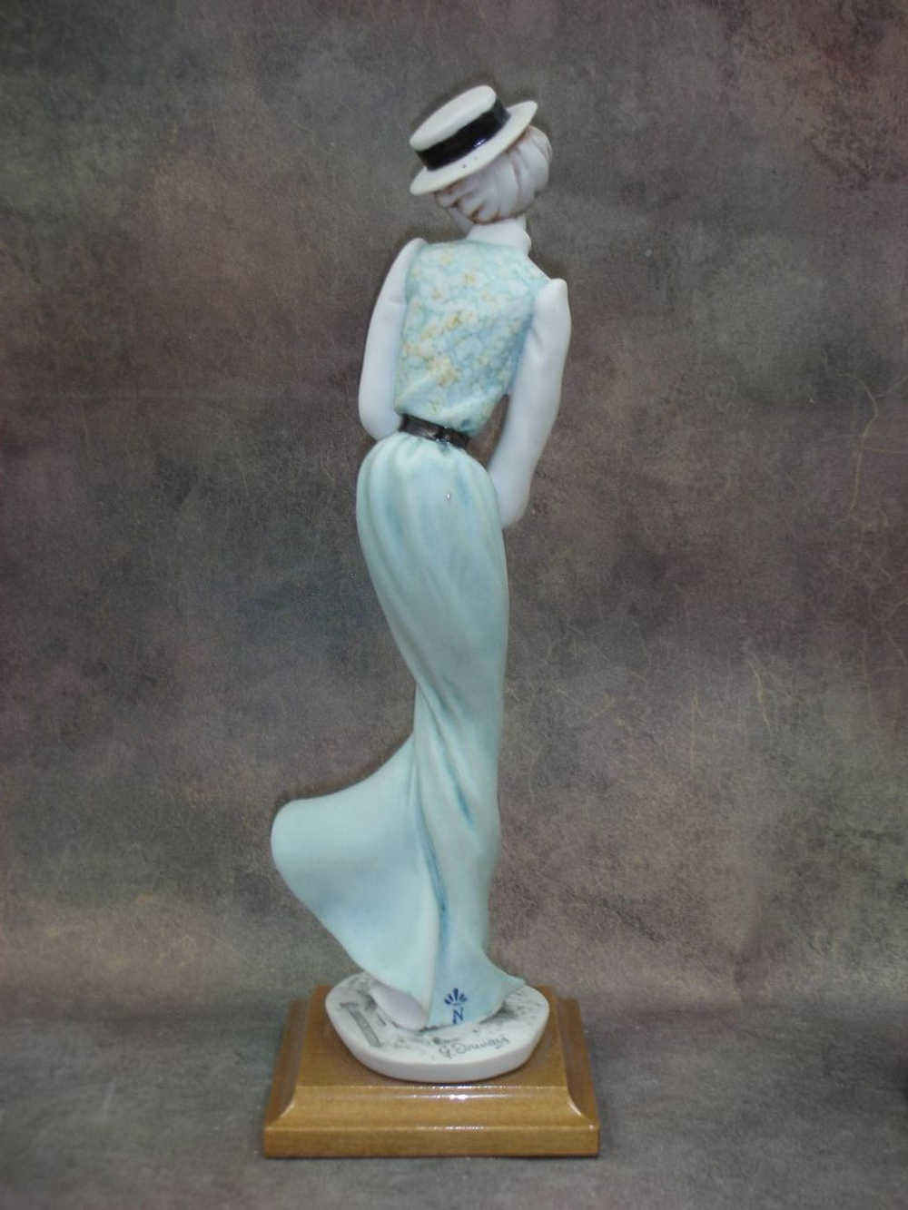 Статуэтка. Фарфор. Гольфистка. Capodimonte. Италия