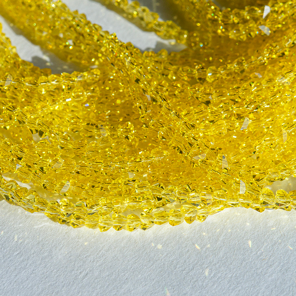 Хрустальные бусины в форме треугольника, оттенок "Желтый", 2,5*3мм