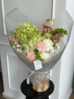 Букет сборный из гортензии, диантусов, молуцеллы, скабиозы и маттиолы