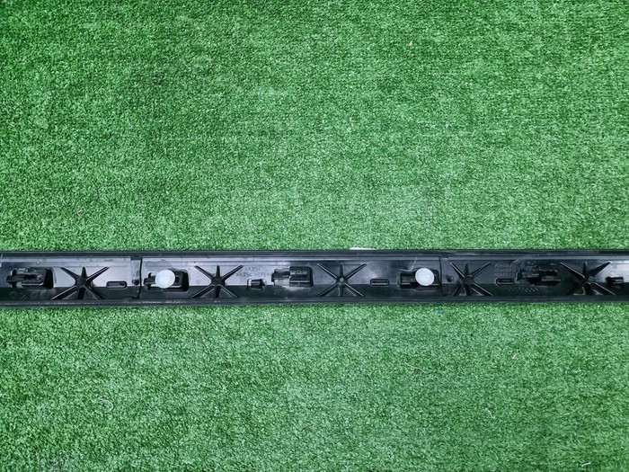 Накладка двери передняя правая BMW X7 G07 (19-нв)