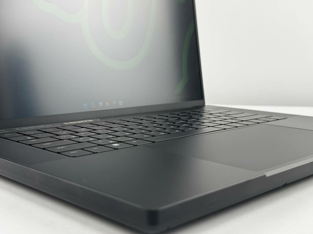 Игровой Ноутбук 16.0" ноутбук Razer Blade 16 2023 Black RZ09-0483UEJ4-R3U1 WQUXGA [3840х2400] i9 13950HX 32gb DDR5 2Tb SSD NVMe PCle NV GeForce RTX 4090 Win11 Home