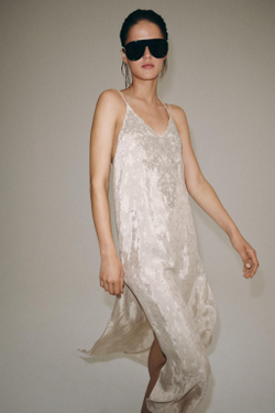 ZARA ЖАККАРДОВОЕ ПЛАТЬЕ С ВЫШИВКОЙ — ZW COLLECTION, ЖЕМЧУЖНО-СЕРЫЙ