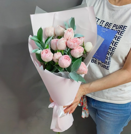 Букет из кустовых пионовидных роз сорта "Mansfield park"