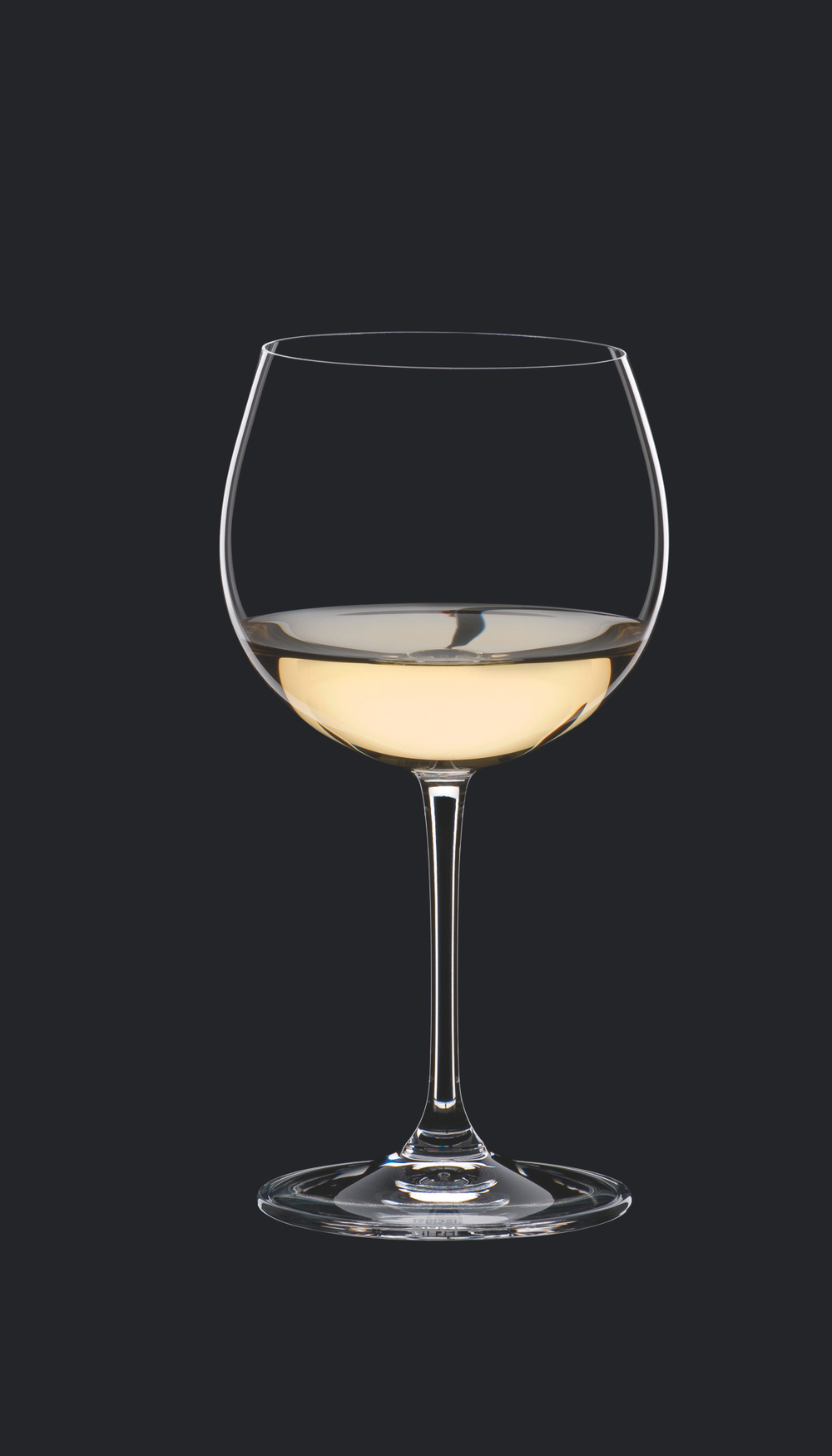 Набор бокалов для белого вина 2 шт 552 мл Riedel Vinum XL Montrachet (Chardonnay) Австрия на черном фоне