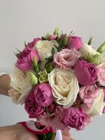 Свадебный букет из кустовых пионовидных роз, лизиантуса, одноголовых роз и зелени