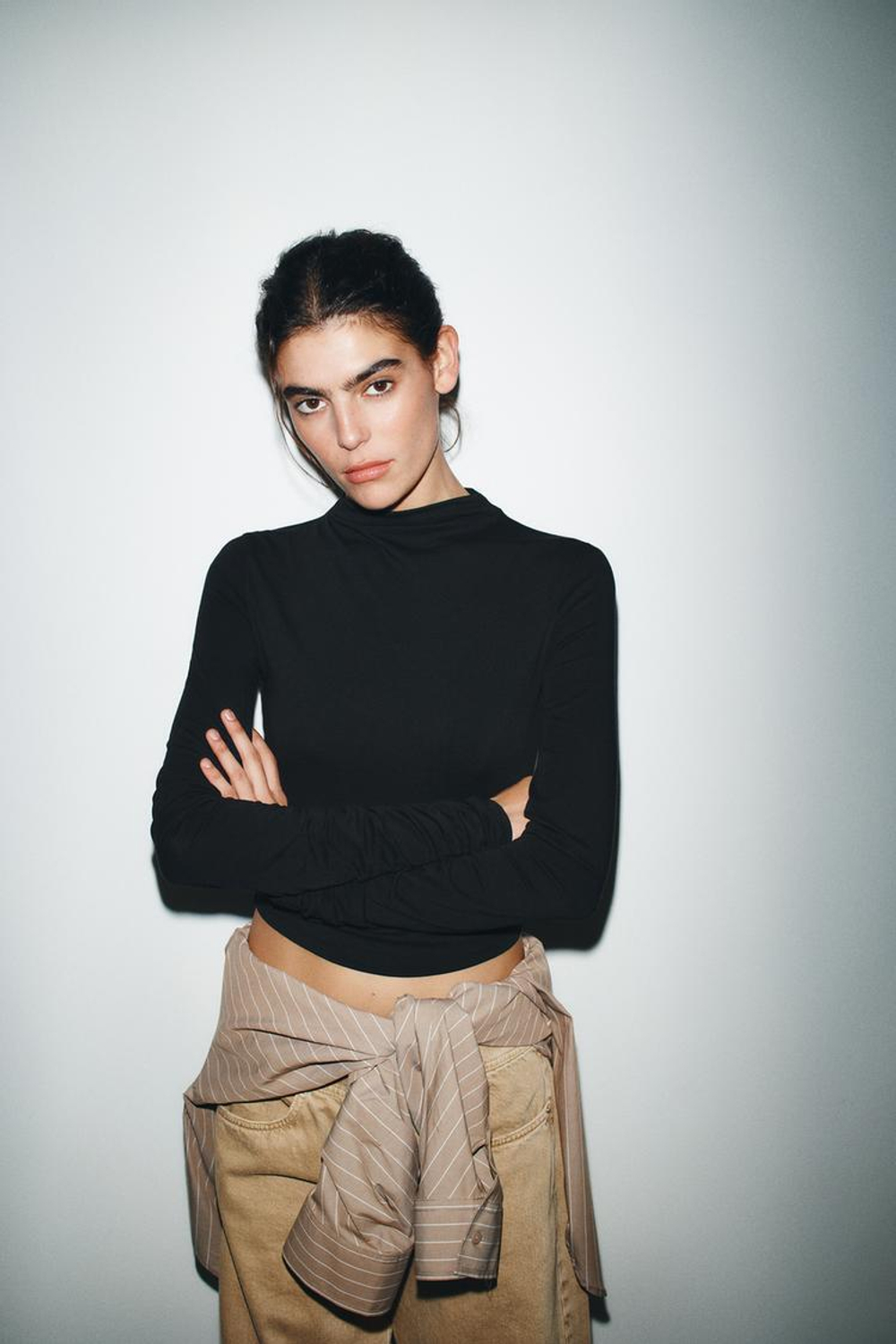 ZARA ФУТБОЛКА ИЗ ХЛОПКА И МОДАЛА СО СБОРКАМИ, ЧЕРНЫЙ