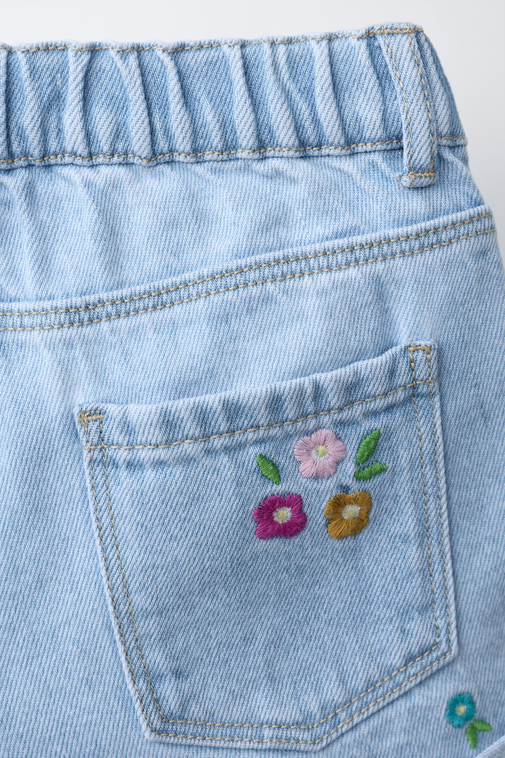 ZARA ДЖИНСОВЫЕ ШОРТЫ С ВЫШИВКОЙ, ГОЛУБОЙ