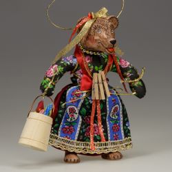 Ёлочная игрушка Медведица "Маша" прачка