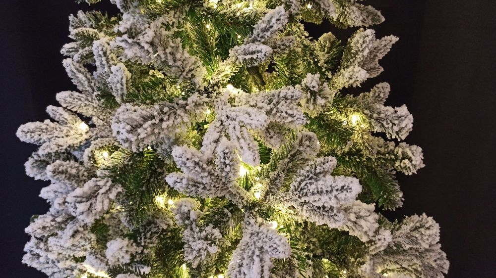 Заснеженная ель с гирляндой «Барокко» теплый свет (Литая+пвх) 120 см / 1,2 м