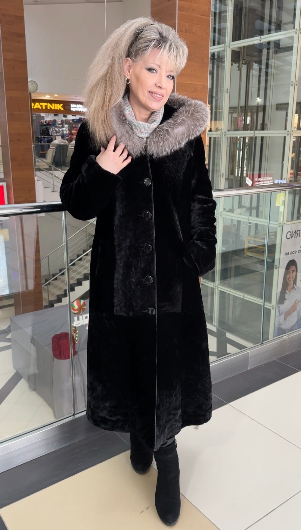 Пальто-шубка из мутона с капюшоном