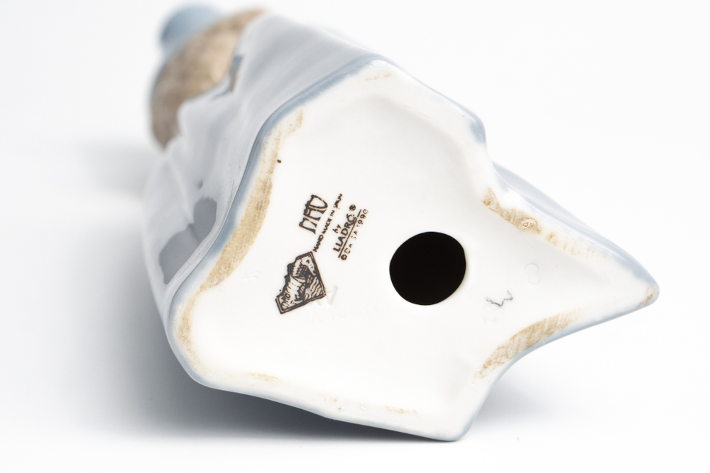 Статуэтка «Девушка с сумочкой»