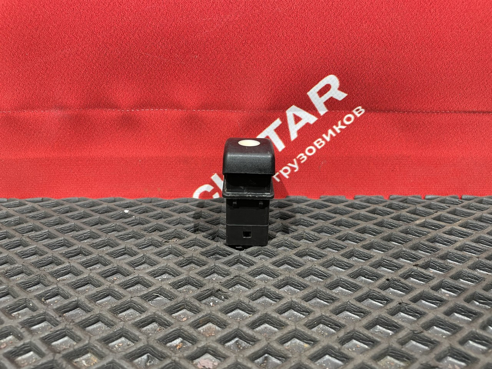 Кнопка освещения за кабиной