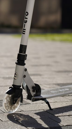 Самокат Micro Sprite Glow (светится в темноте) LED, белый