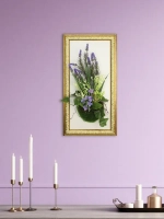 Искусственные цветы в багетной раме для декора