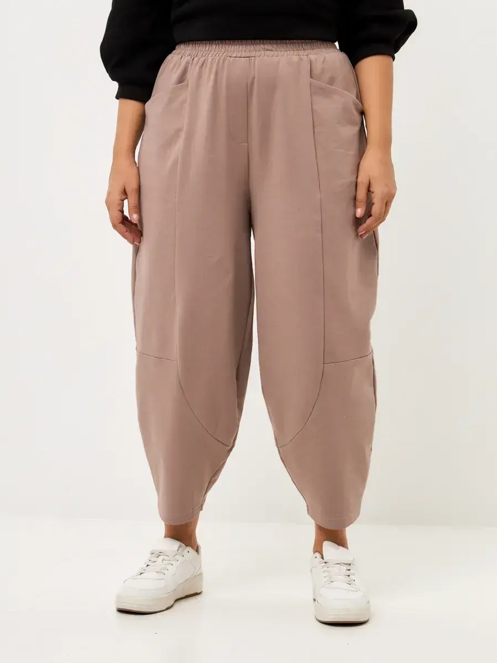 Брюки бананы трикотажные с декоративными швами