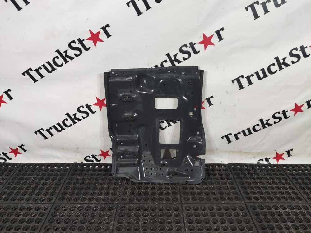 Кронштейн подножки правой 2020г.