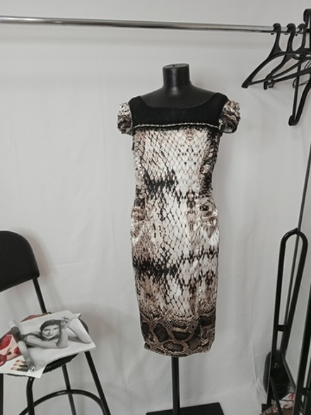 Платье с принтом змеиной кожи .Размер - 50 русский.