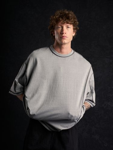 Серая оверсайз футболка с вывернутыми швами