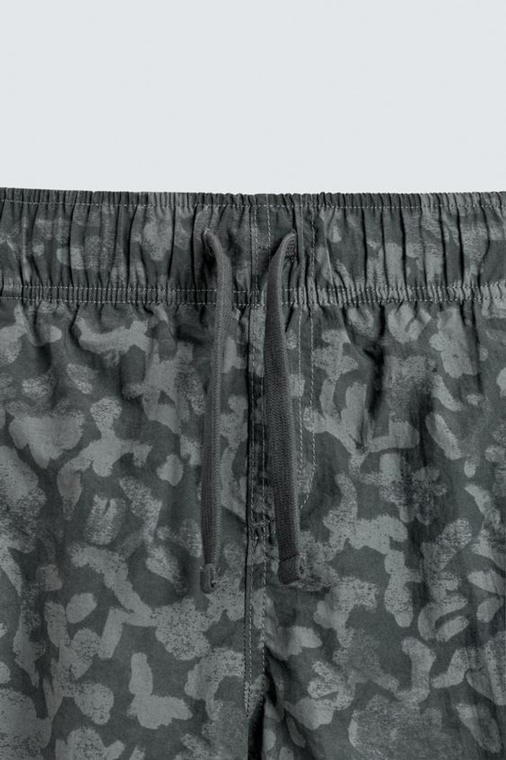 ZARA ДЛИННЫЕ ПЛАВКИ С ПРИНТОМ, СЕРЫЙ