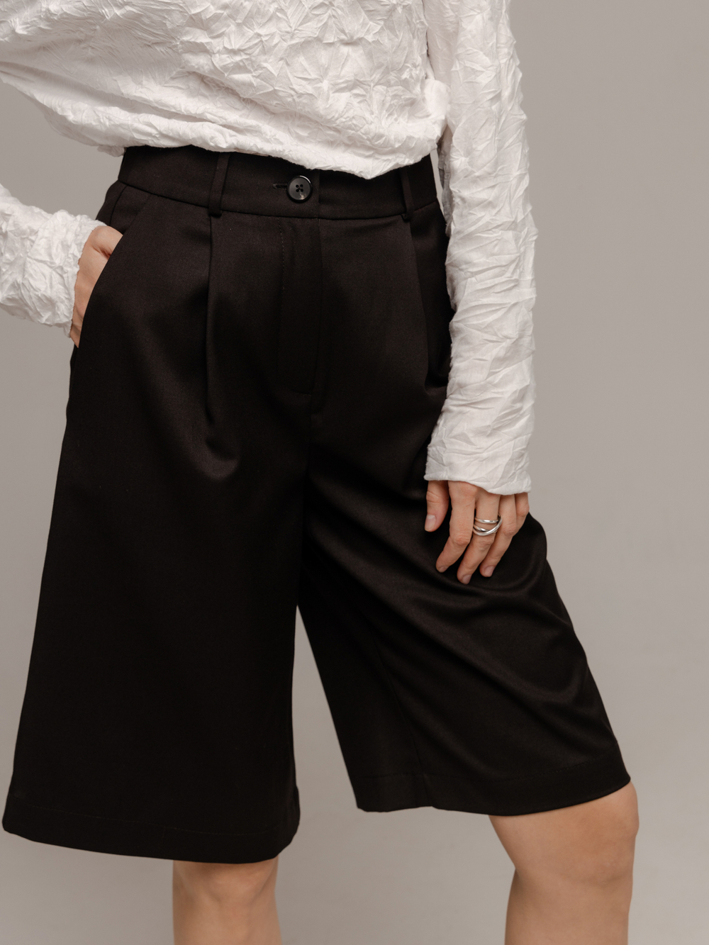 Бермуды из итальянской поливискозы черные