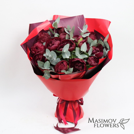 Букет из бордовых пионов "Ред Шарм"