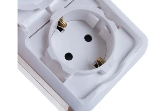 Розетка Legrand Quteo с заземлением + шторка накладная IP44 белая 25994