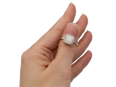 Кольцо квадратное "Лунный Камень" 10,5мм (уценка)