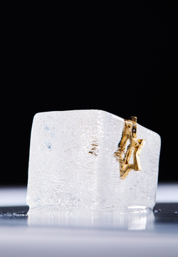 STRADIVARIUS Набор из 2 водонепроницаемых серег-колец и звезд, желтый