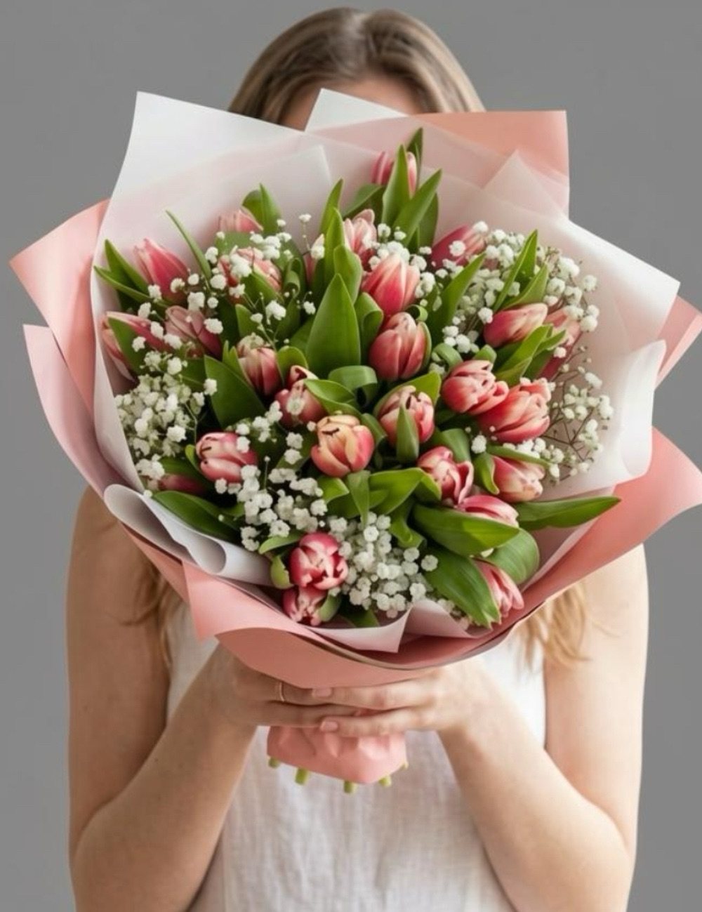 Букет из тюльпанов пионовидных с гипсофилой