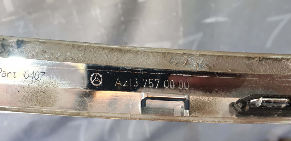 Молдинг крышки багажника Mercedes E (W213) 16-20 Б/у Оригинал A2137570000