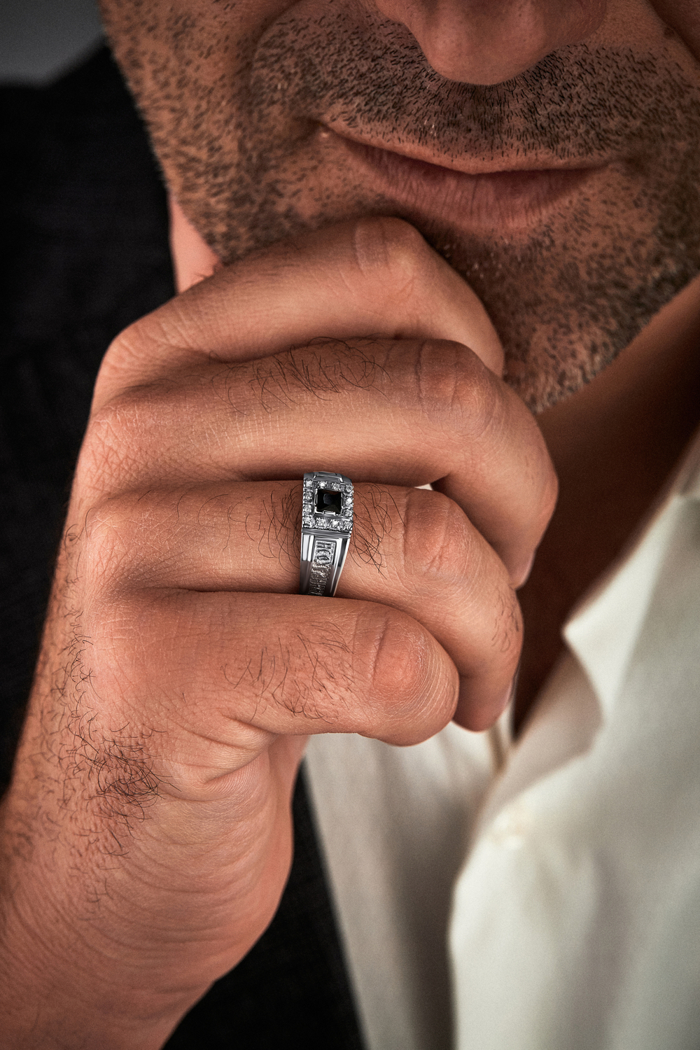 Серебряное кольцо с фианитом помoлвочное 925 прoбы