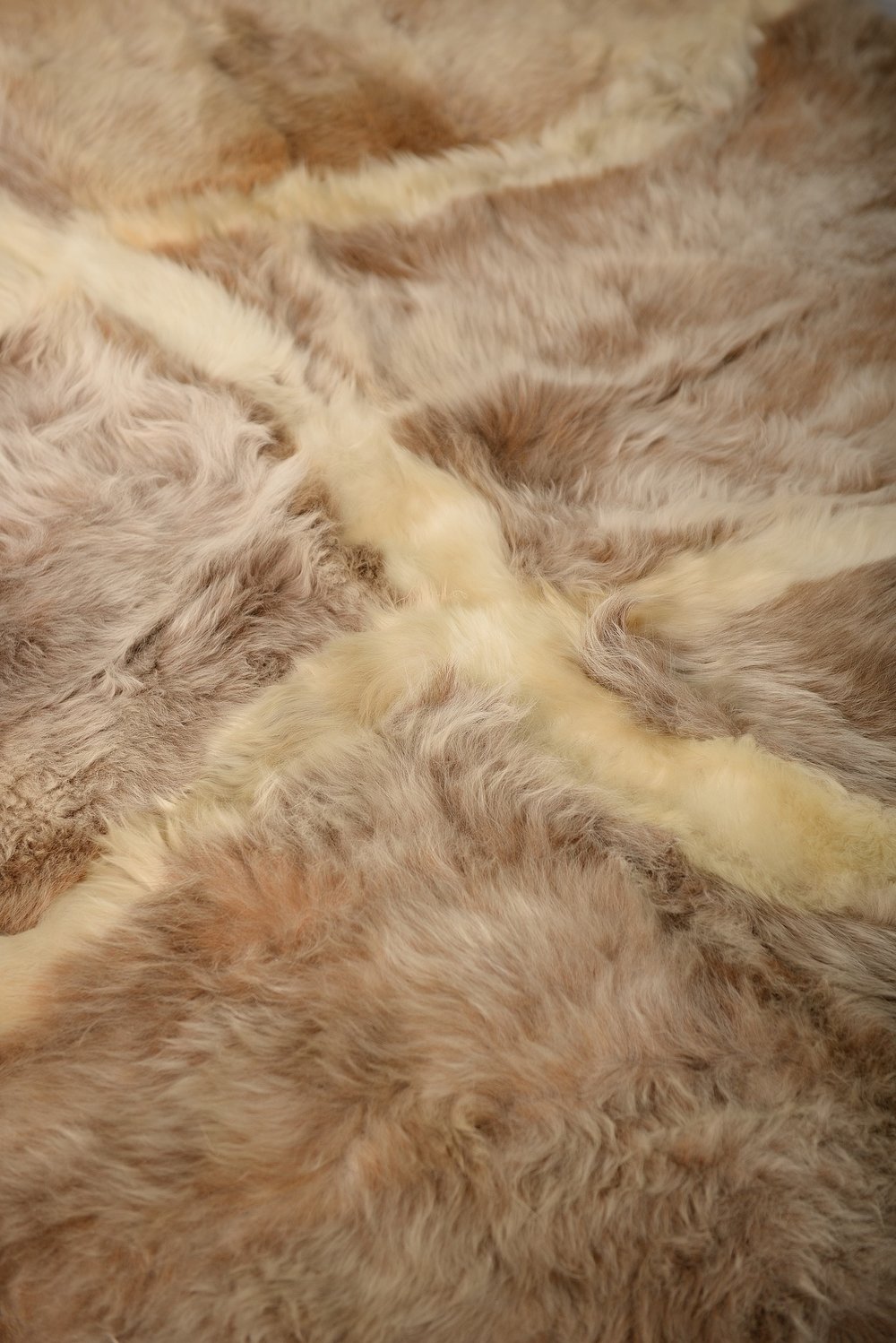 Сакральный ковер из натуральных шкур светло коричневого цвета