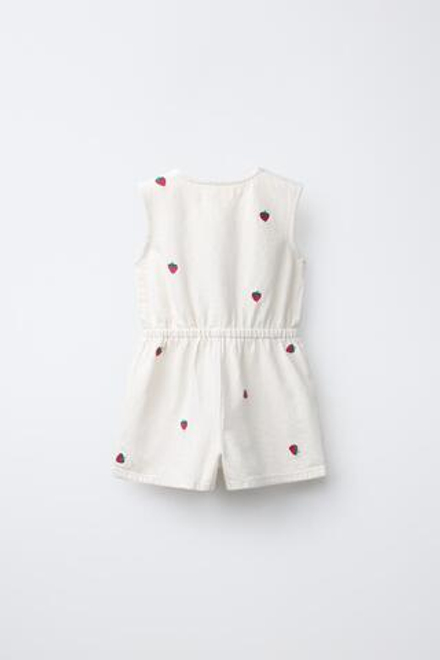 ZARA КОРОТКИЙ КОМБИНЕЗОН ИЗ САРЖИ С ВЫШИВКОЙ КЛУБНИКИ, ЭКРЮ