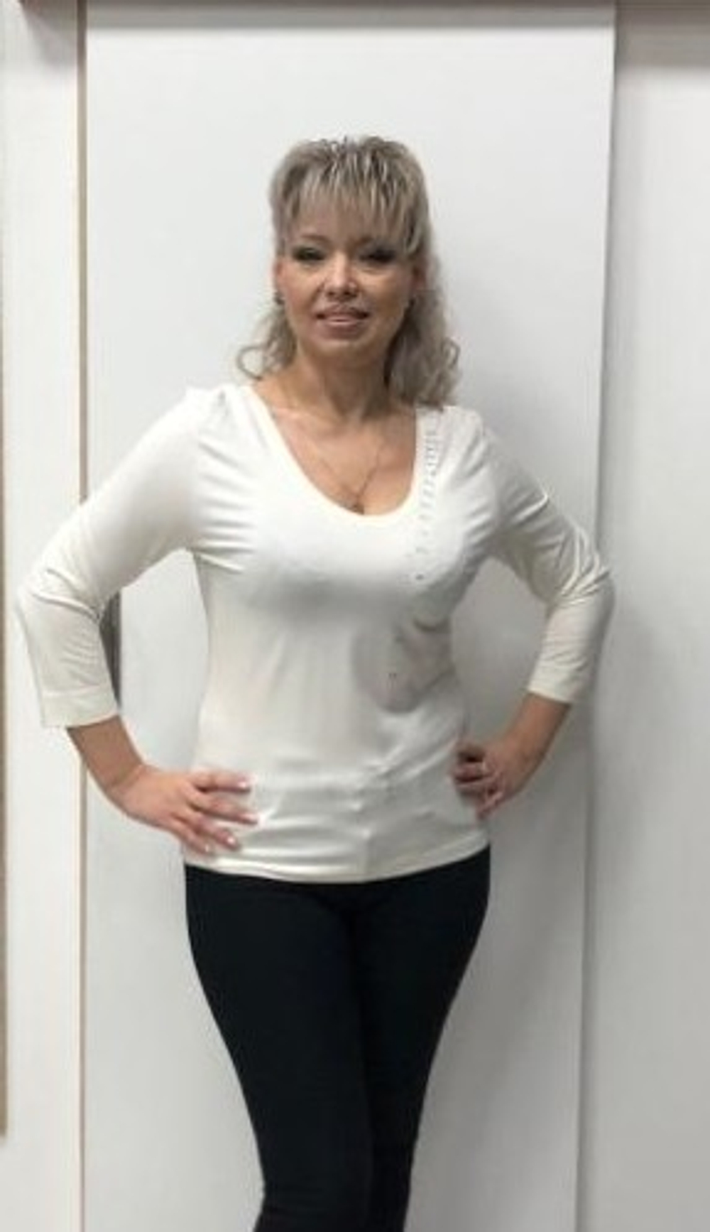 Белый вискозный блузон со стразовым принтом