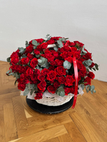 Цветочная корзина из красных кустовых роз и эвкалипта размер XL