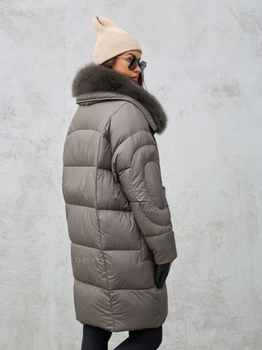 Удлиненный женский пуховик с меховым воротником цвета хаки
