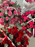 Цветочная корзина из розовых кустовых роз и эвкалипта размер XL