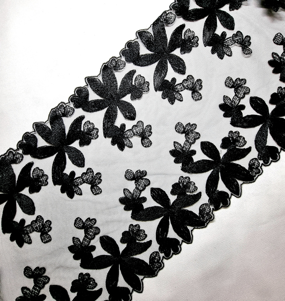 Вышивка на сетке чёрная К118