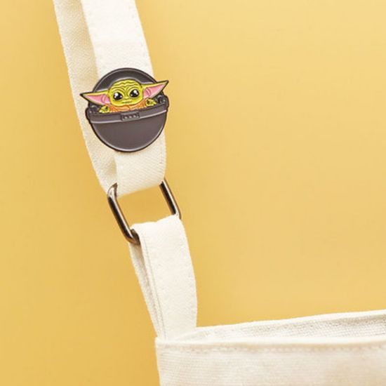 Значок металлический "Малыш Йода в люльке" 3,1*3,5 см