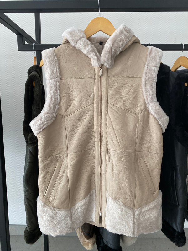 Жилет из натуральной овчины с капюшоном. 54-56 размер