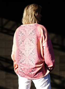 Свитшот "Розовый сюр", по мотивам картины Жоана Миро «Каталонский пейзаж» (Охотник)