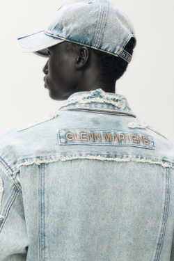 H&M - Glenn Martens Рубашка джинсовая с эффектом потертости, светло-синий